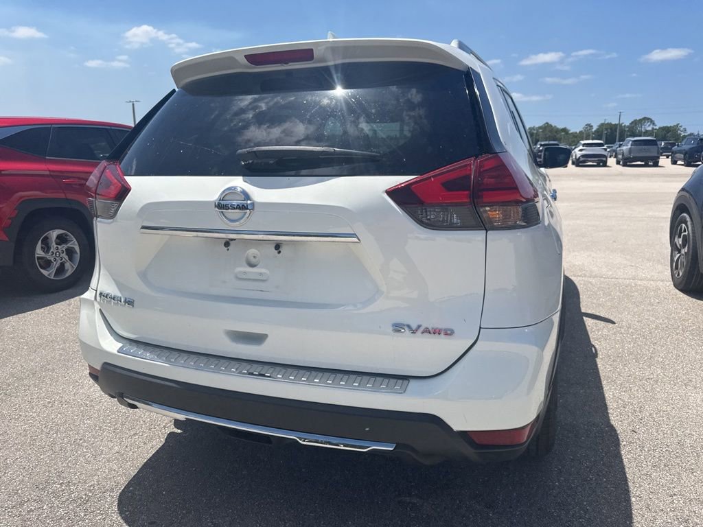 Used 2017 Nissan Rogue SV image 4