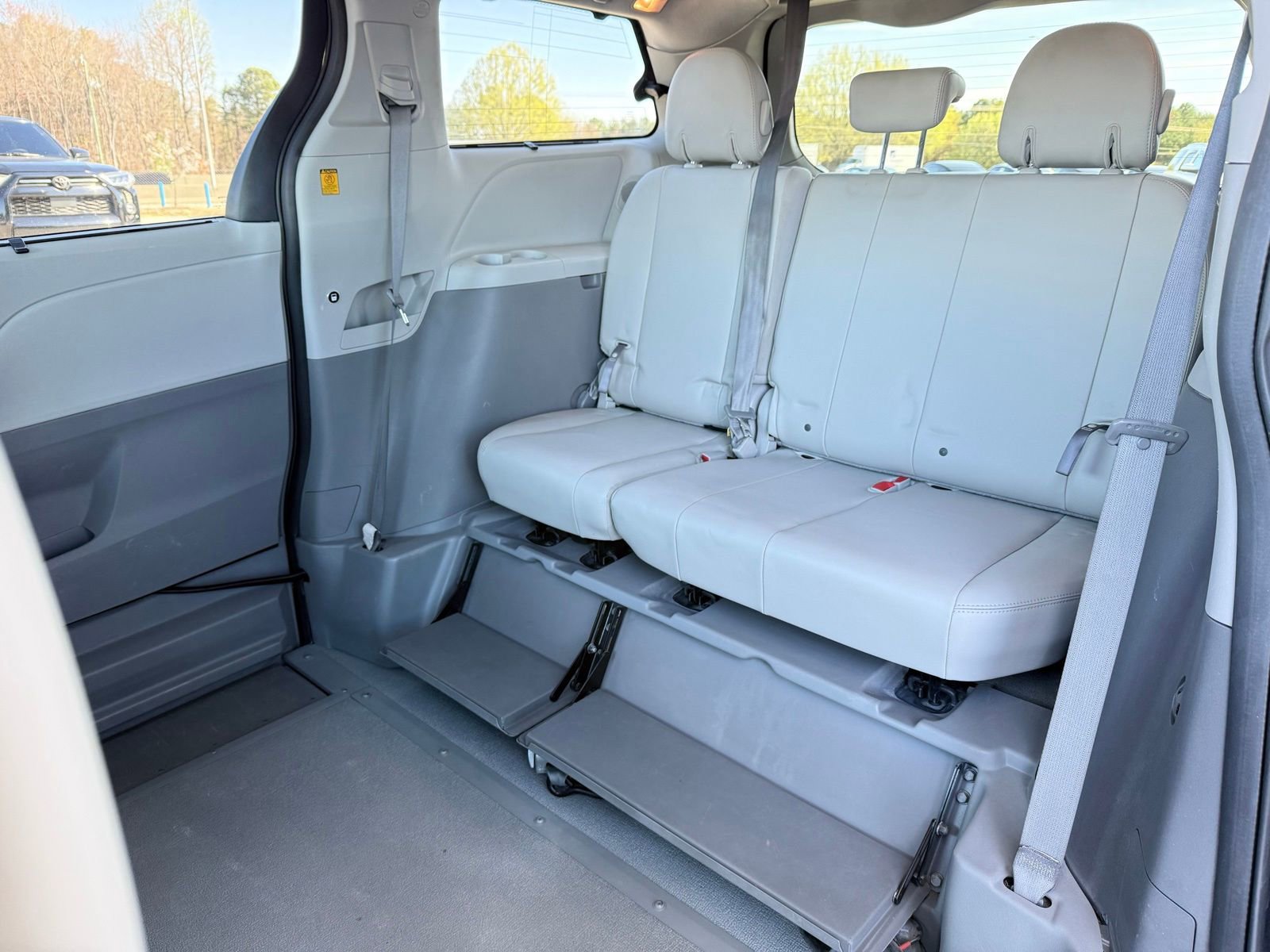 Used 2013 Toyota Sienna XLE w/ Premium Pkg image 23