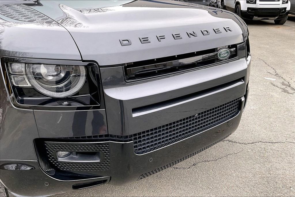 Used 2025 Land Rover Defender 130 X-Dynamic SE image 34