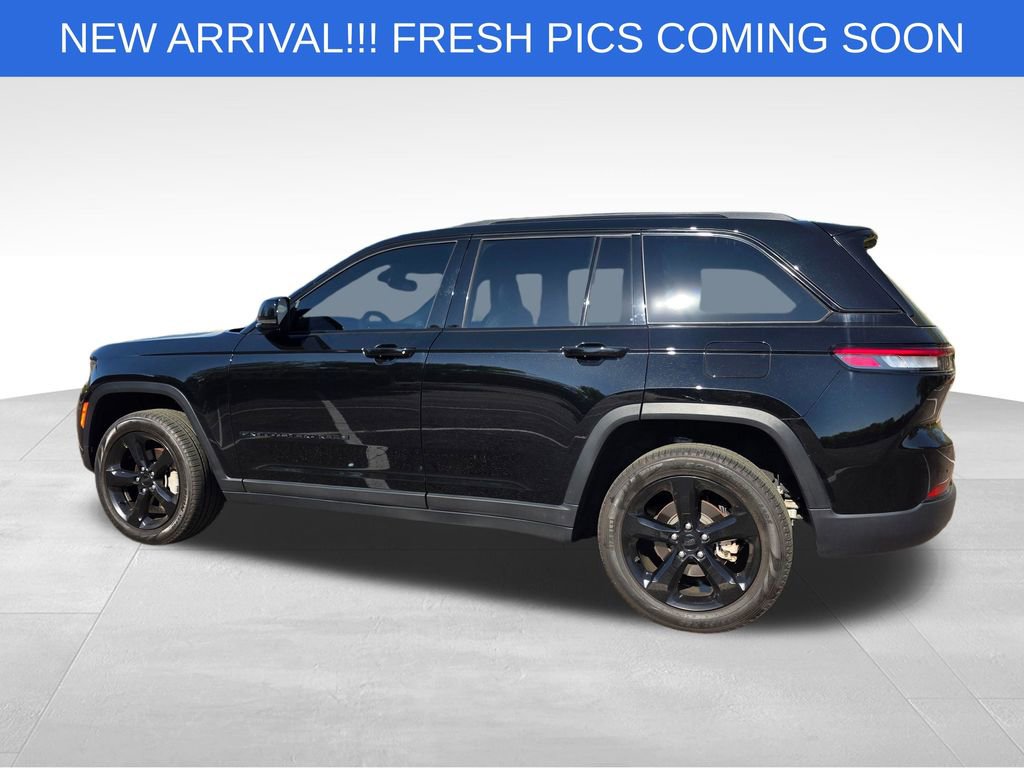 Used 2024 Jeep Grand Cherokee Limited w/ Black Appearance Package image 4
