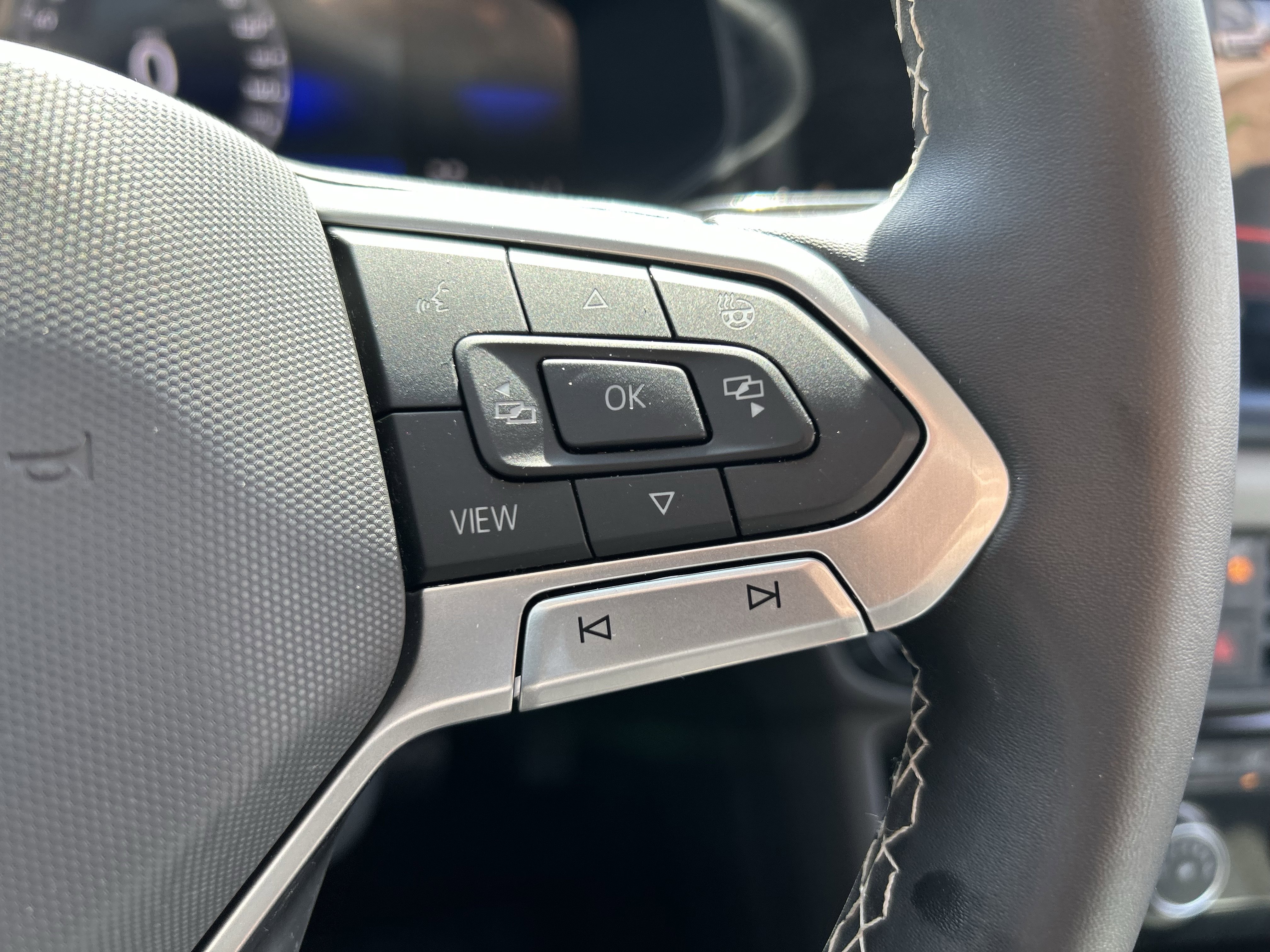 Certified 2023 Volkswagen Taos SE w/ Black Wheel Package image 17