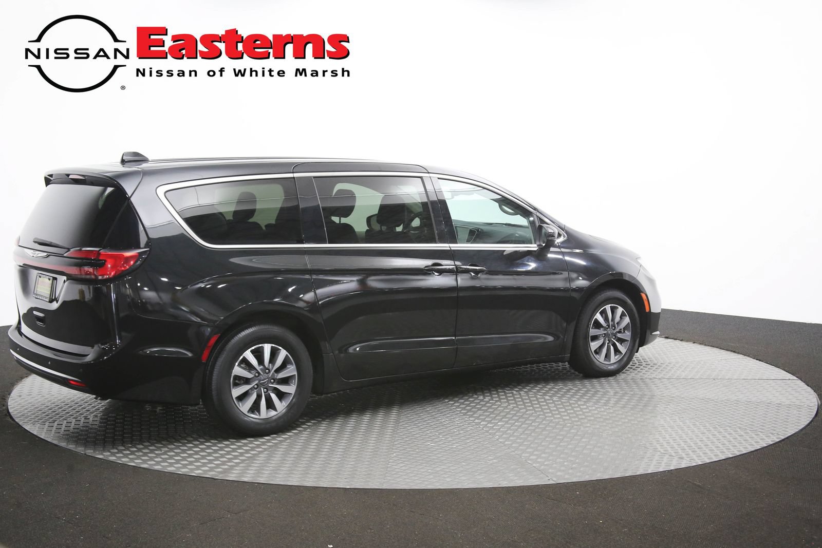 Used 2023 Chrysler Pacifica Touring-L FWD image 44