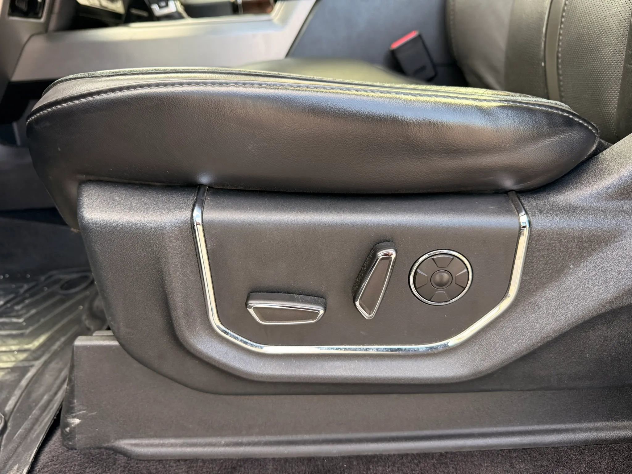 Used 2015 Ford F150 Platinum w/ Equipment Group 701A Luxury image 17