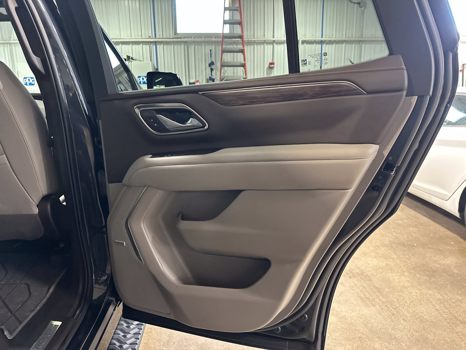 Used 2022 Chevrolet Tahoe Z71 w/ Z71 Off-Road Package AWD/4WD image 34