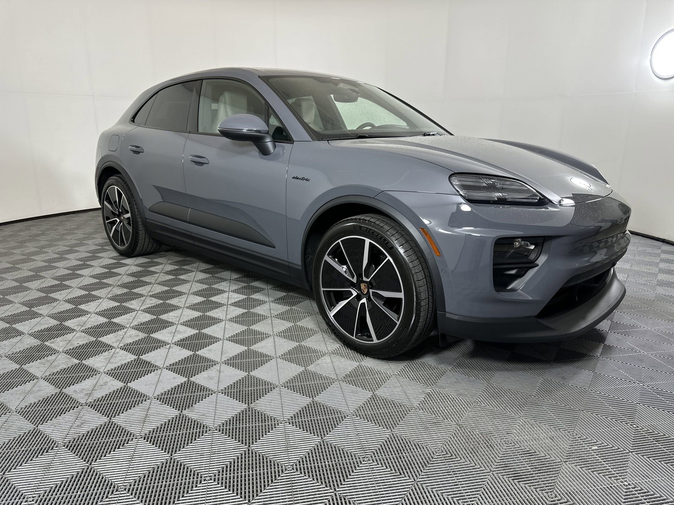 Used 2025 Porsche Macan 4 Electric image 8