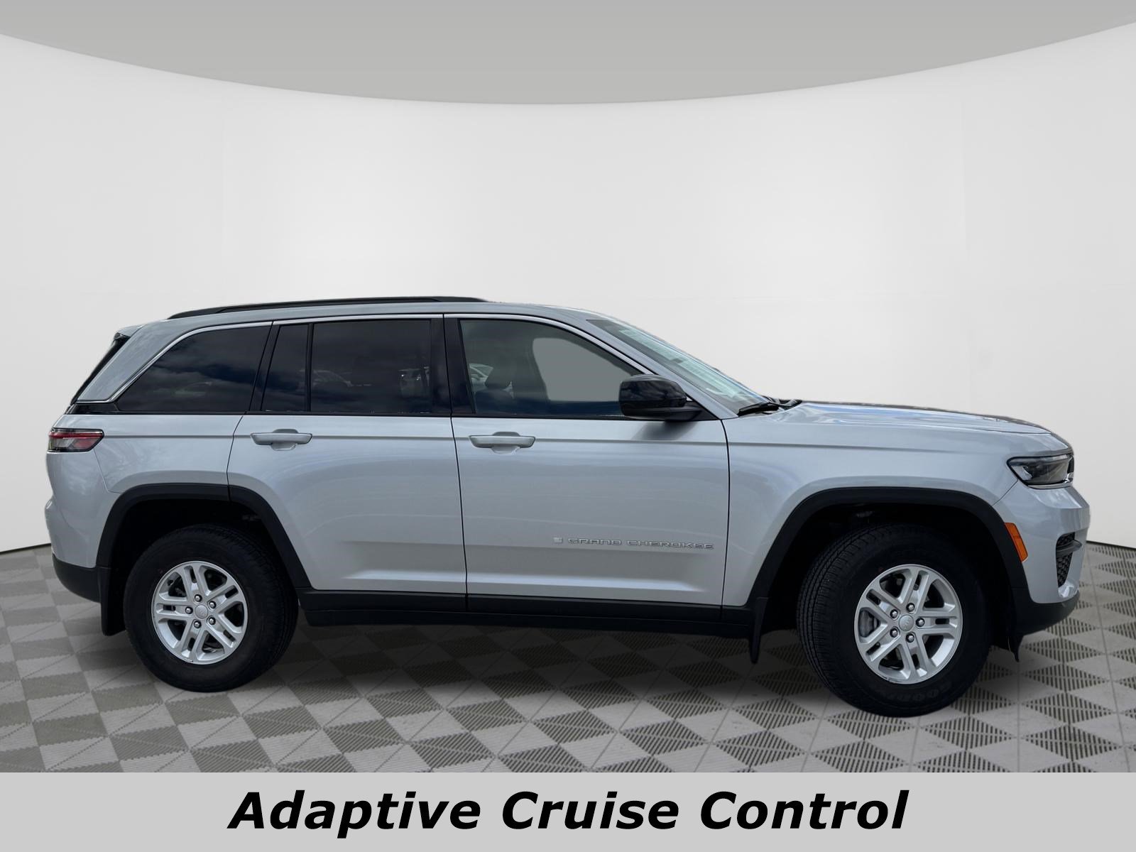 Used 2024 Jeep Grand Cherokee Laredo w/ MOPAR Finishing Package video 2