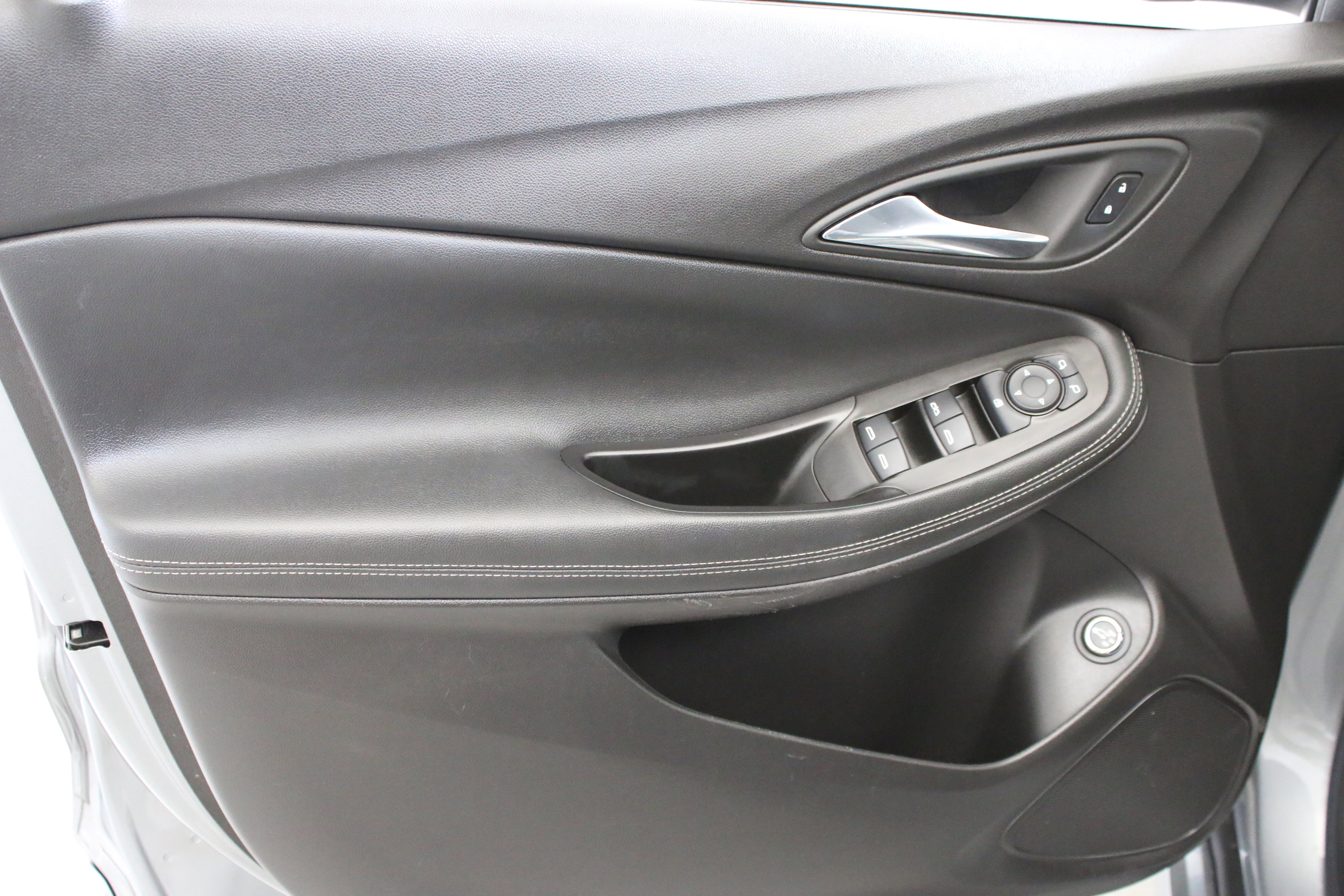 Used 2023 Buick Encore GX Select w/ Sport Touring Package FWD image 22