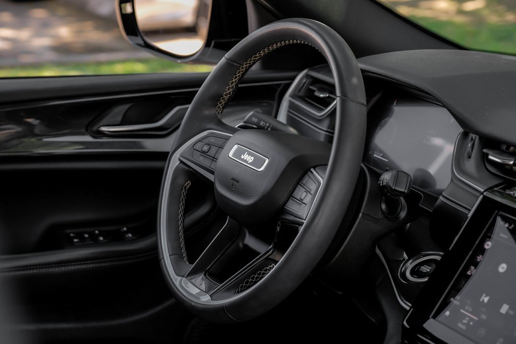 Used 2023 Jeep Grand Cherokee L Laredo image 24