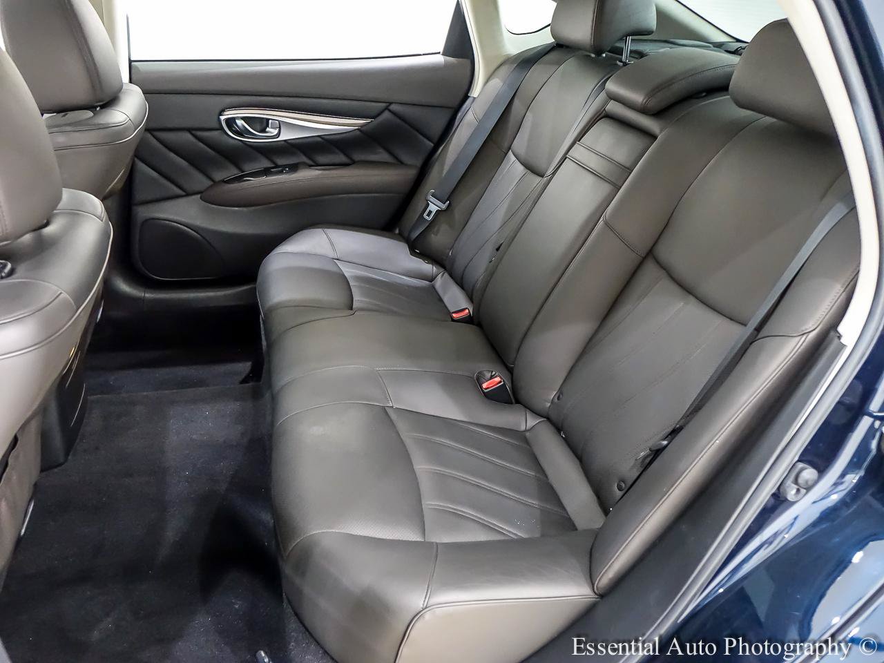 Used 2015 INFINITI Q70 L 3.7 w/ Deluxe Touring Package AWD/4WD image 16