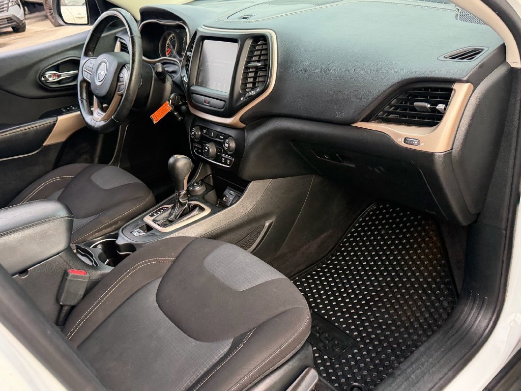 Used 2017 Jeep Cherokee Latitude w/ Cold Weather Group AWD/4WD image 16