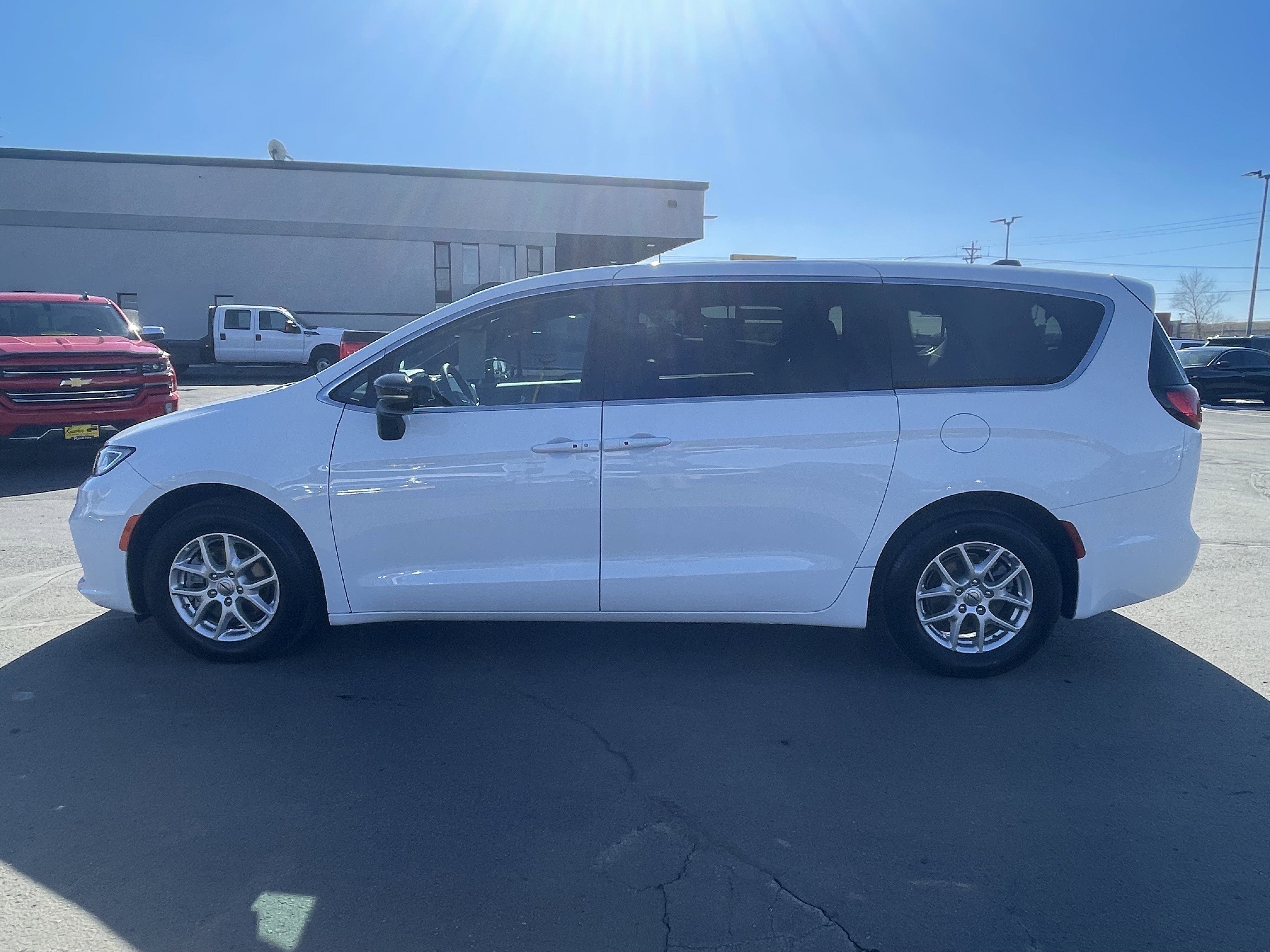 Used 2025 Chrysler Pacifica Select image 5