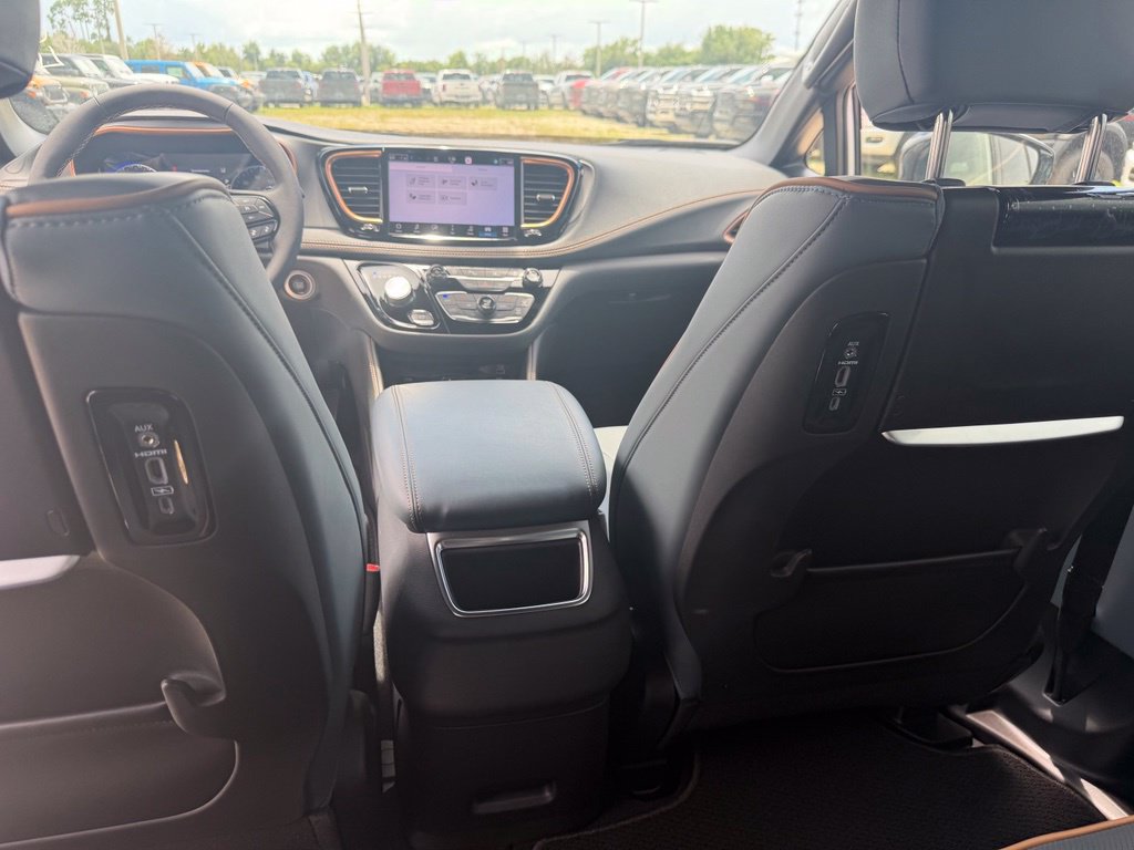 New 2027 Chrysler Pacifica Pinnacle w/ Theater Group FWD image 30