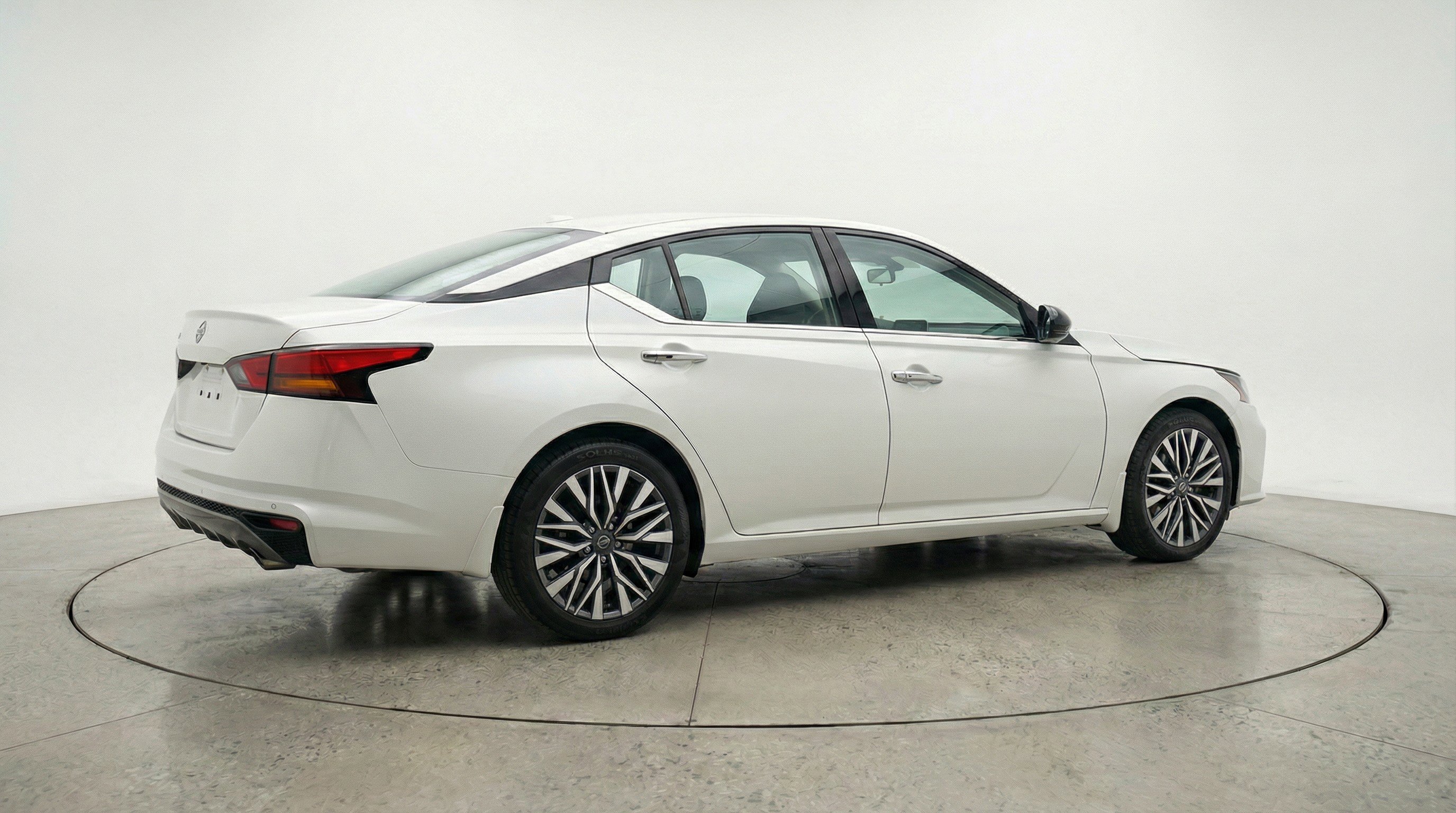 Used 2025 Nissan Altima 2.5 SV FWD image 9