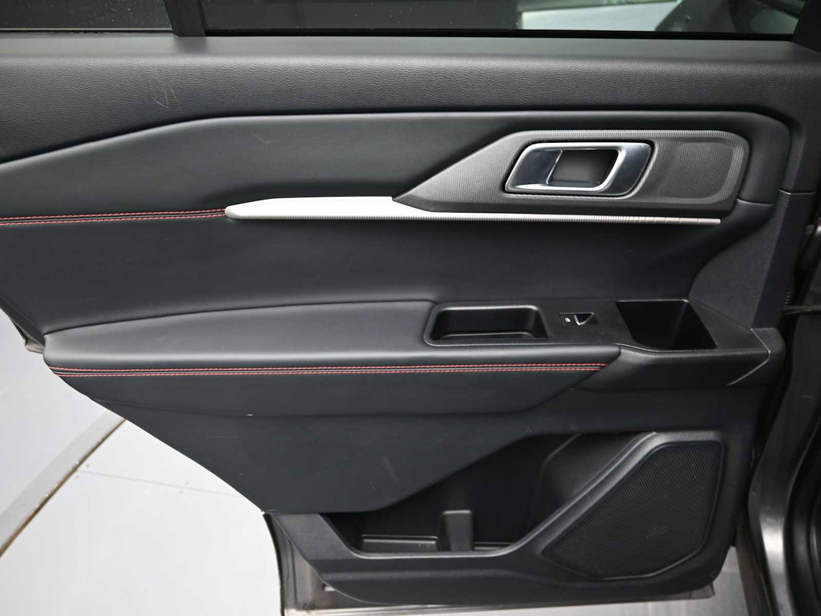 Used 2025 Ford Explorer ST-Line w/ ST-Line Street Pack image 16