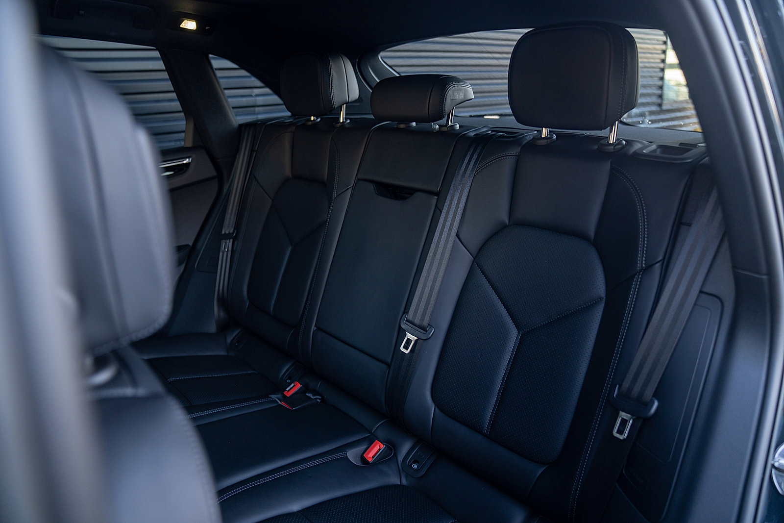 Certified 2025 Porsche Macan AWD/4WD image 19