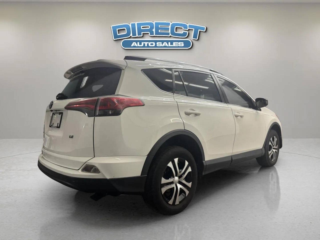 Used 2018 Toyota RAV4 LE FWD image 6