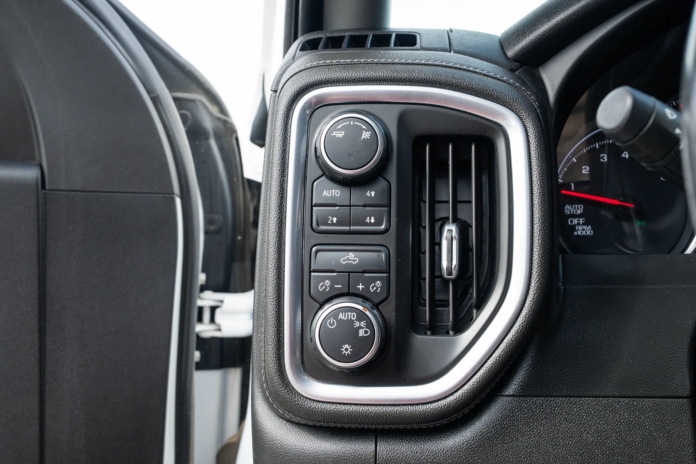 Used 2019 Chevrolet Silverado 1500 LT w/ True North Edition AWD/4WD image 34