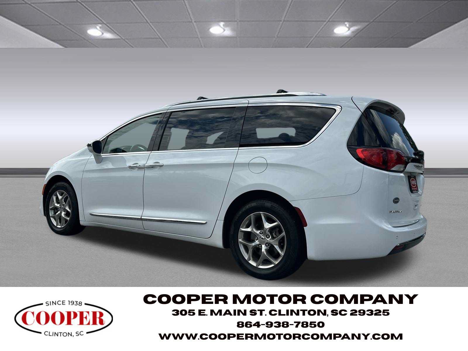 Used 2017 Chrysler Pacifica Limited w/ UConnect Theater Package FWD image 3