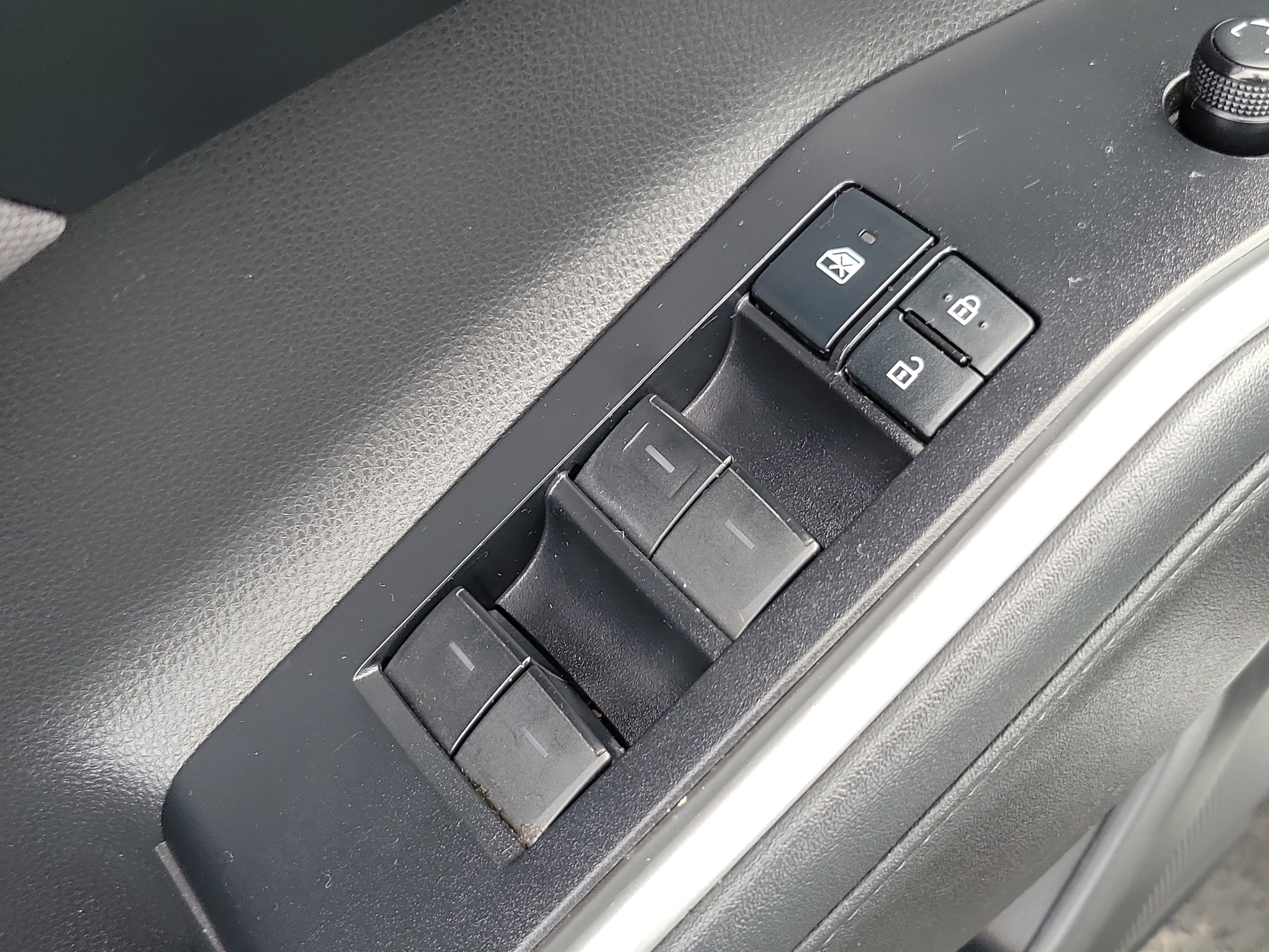 Used 2022 Toyota Highlander LE AWD/4WD image 20