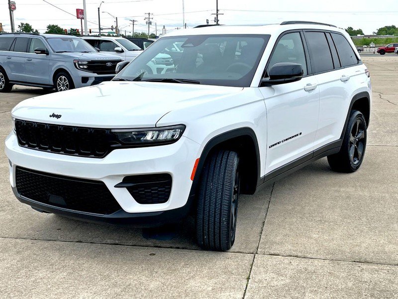Used 2024 Jeep Grand Cherokee Altitude AWD/4WD image 7