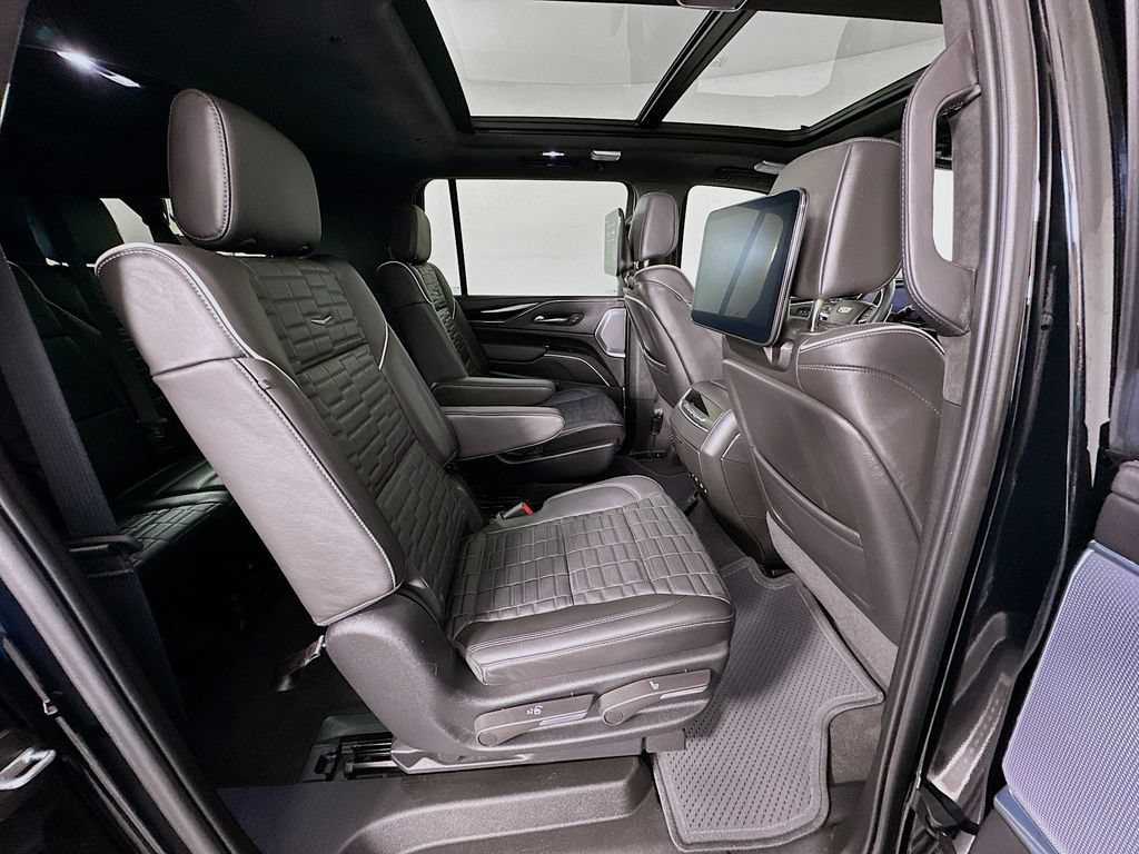 Used 2024 Cadillac Escalade ESV V w/ LPO, ONYX Package AWD/4WD image 30
