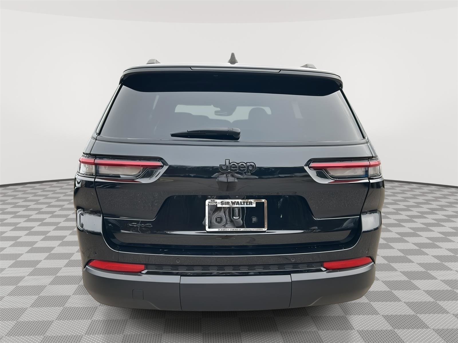 Used 2023 Jeep Grand Cherokee L Laredo image 4