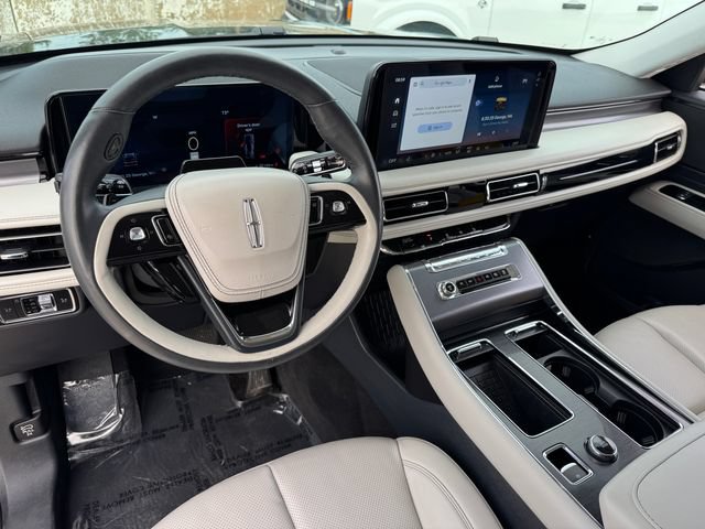 Used 2025 Lincoln Aviator AWD image 3