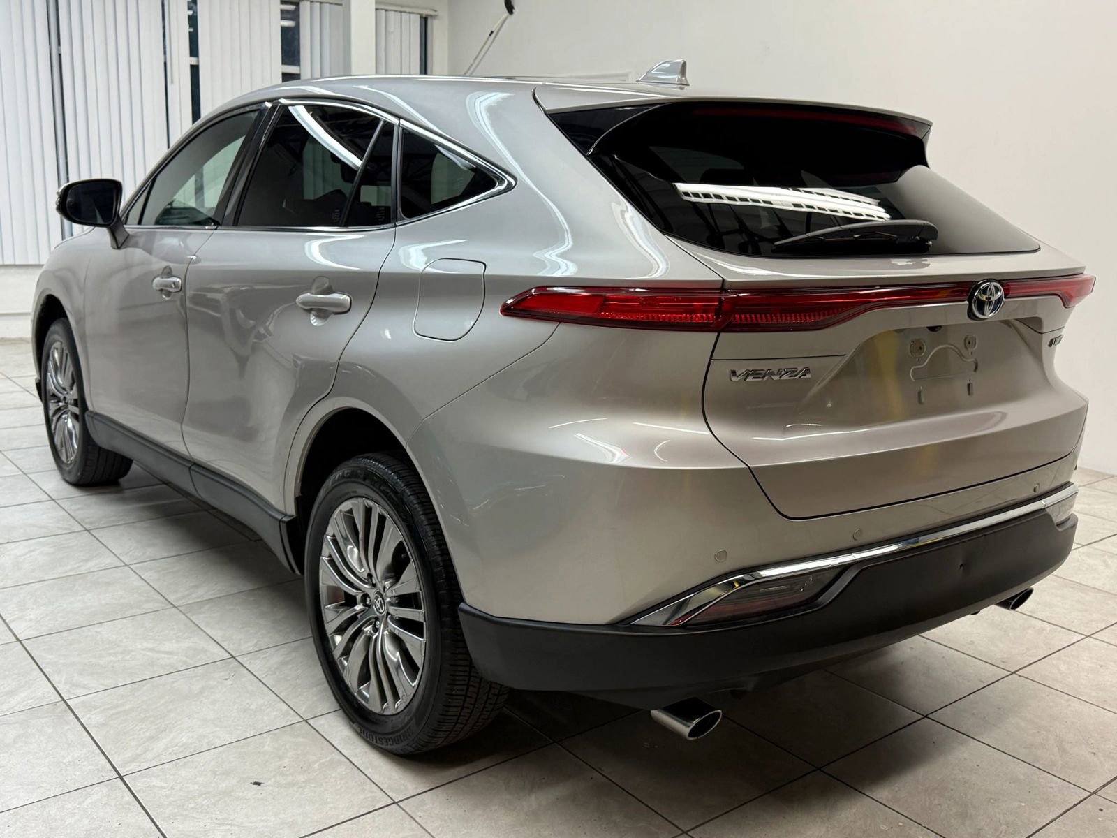 Used 2023 Toyota Venza Limited image 7