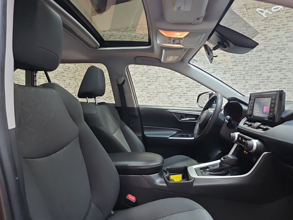Used 2021 Toyota RAV4 XLE w/ Convenience Package image 10