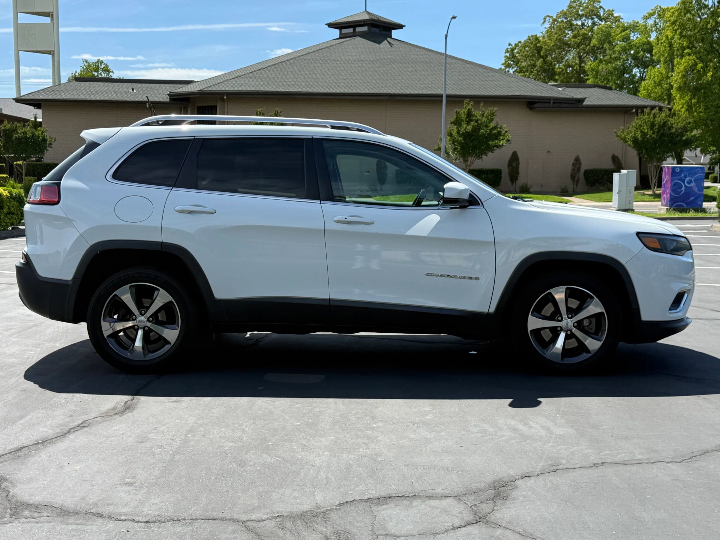 Used 2019 Jeep Cherokee Limited image 4