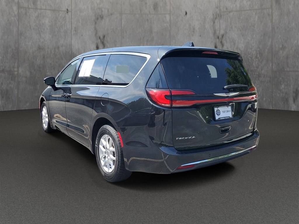 Used 2023 Chrysler Pacifica Touring-L FWD image 4