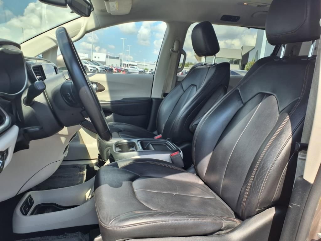 Used 2017 Chrysler Pacifica Touring-L image 10