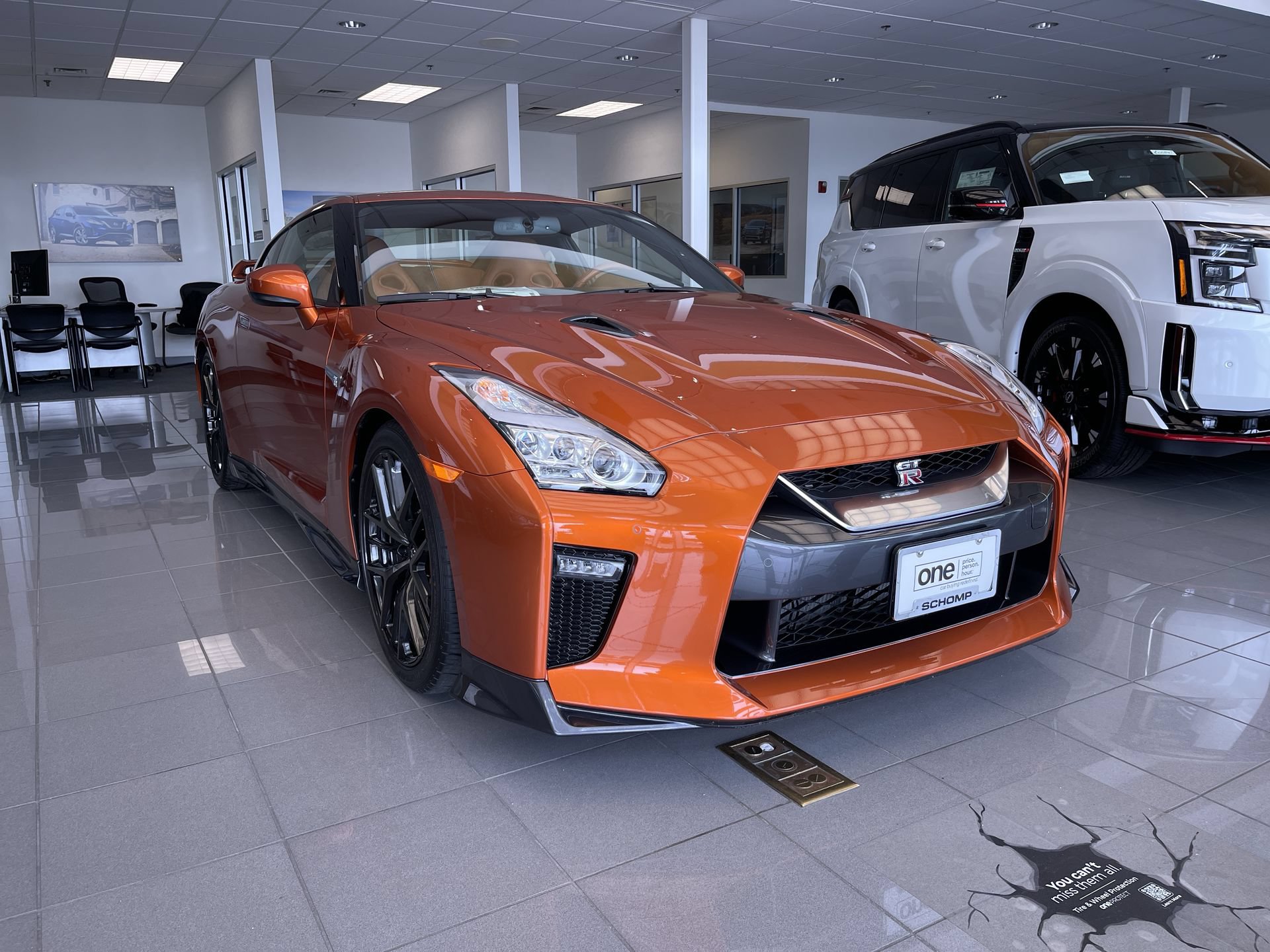 Used 2018 Nissan GT-R Premium w/ Premium Interior Package AWD/4WD image 2