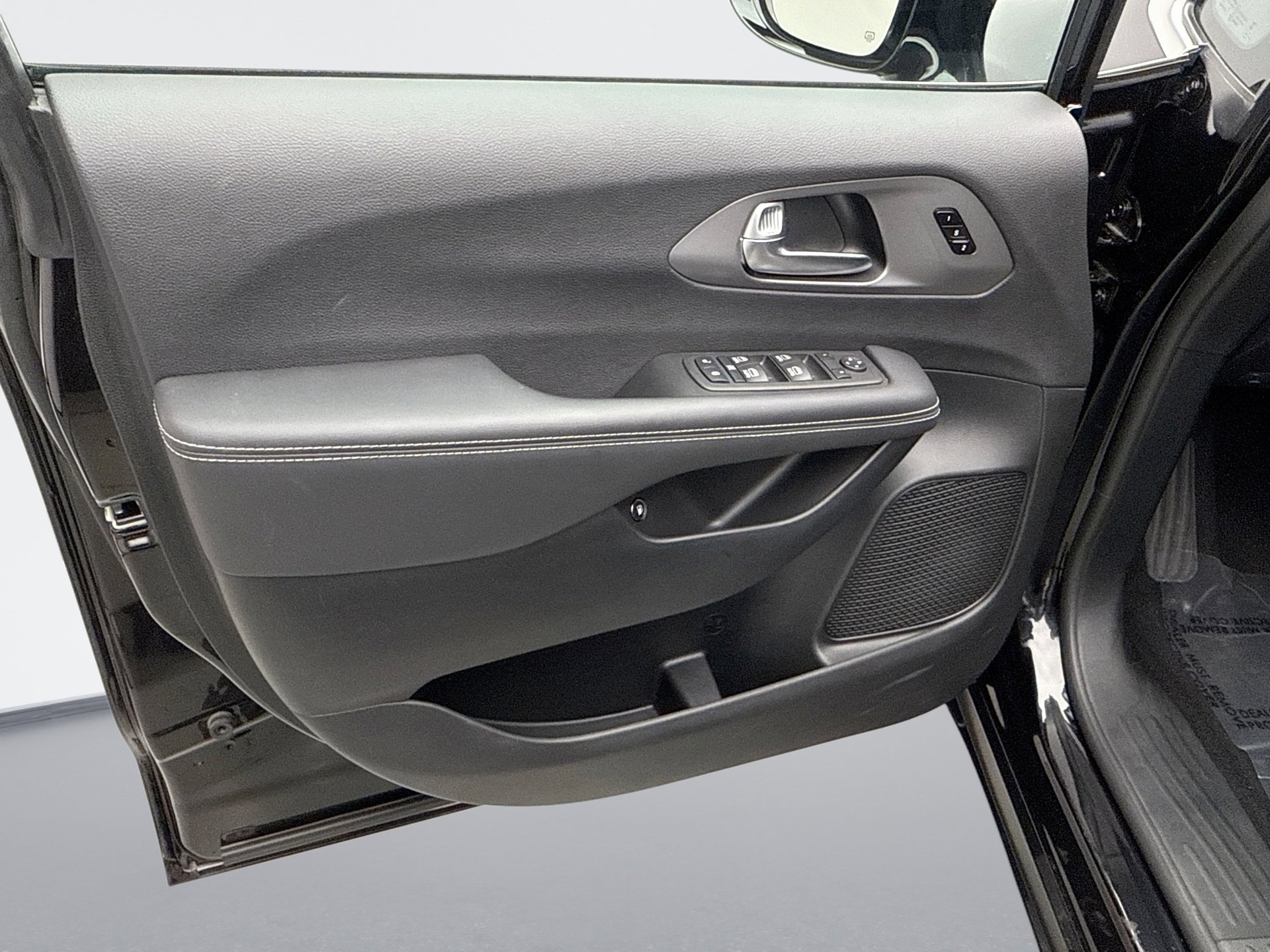 Used 2025 Chrysler Pacifica Select image 9