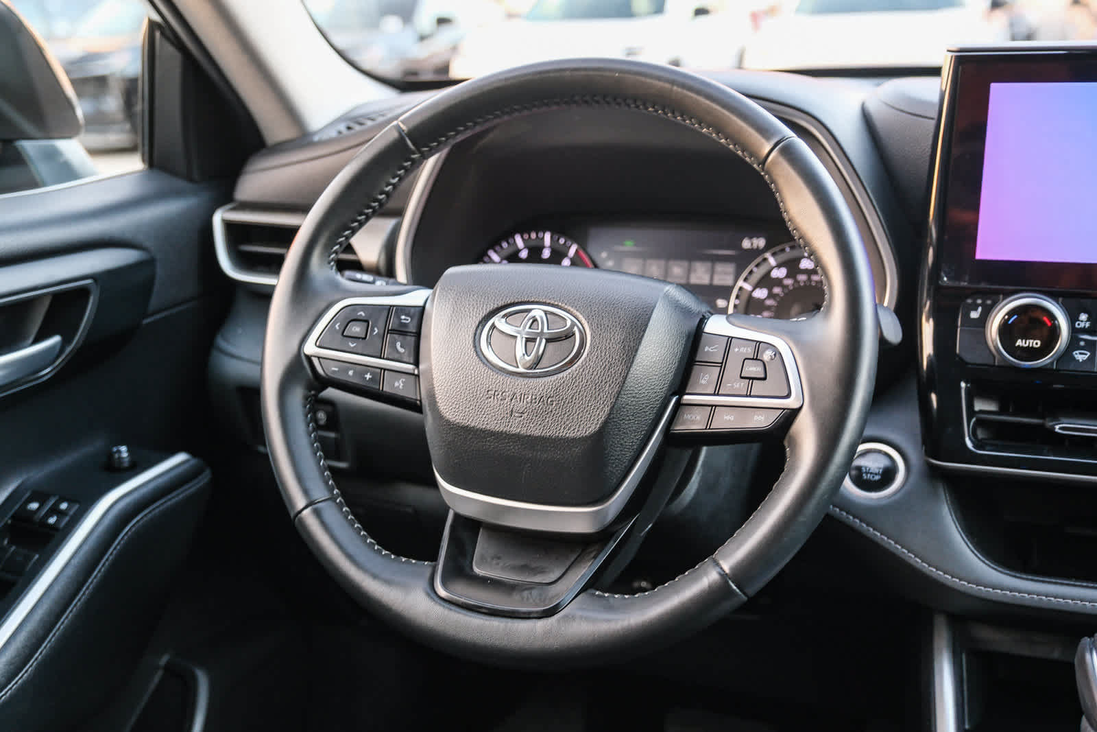 Used 2024 Toyota Highlander XLE FWD image 17