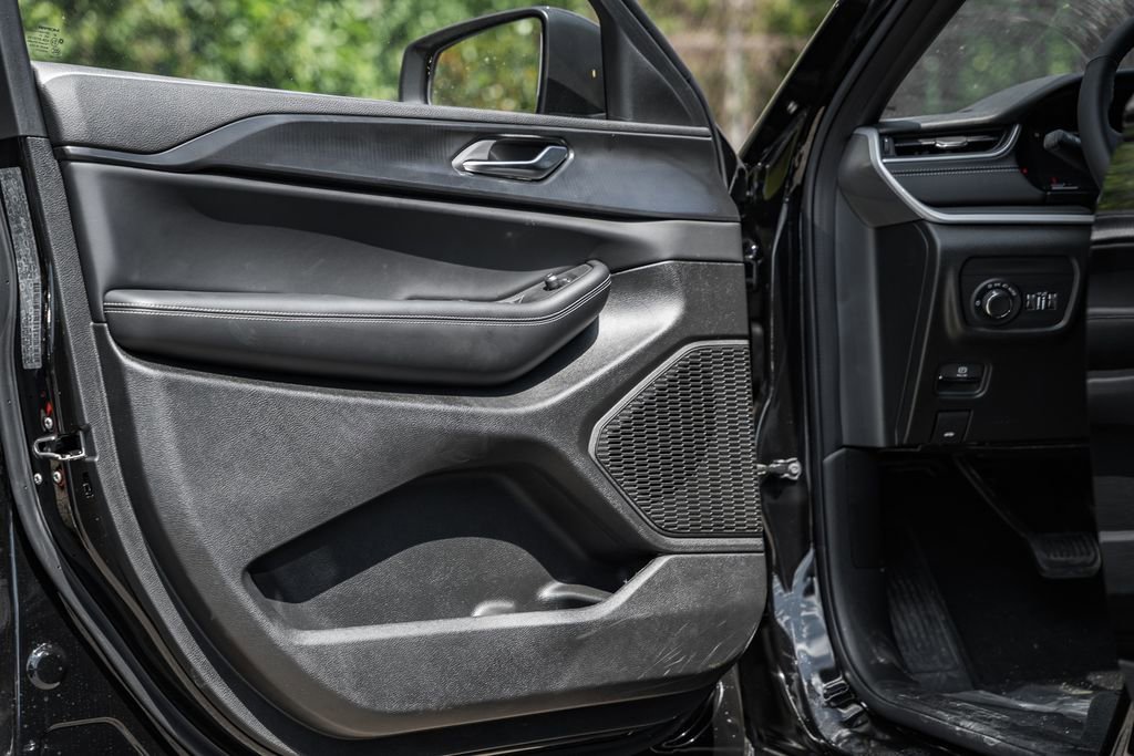 New 2025 Jeep Grand Cherokee Laredo X w/ Luxury Tech Group I image 34