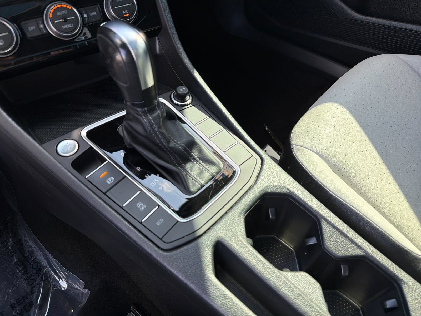 Used 2020 Volkswagen Jetta R-Line w/ R-Line Cold Weather Package FWD image 27