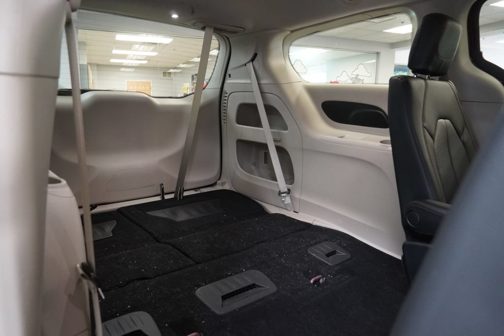 Used 2017 Chrysler Pacifica Touring-L FWD image 30
