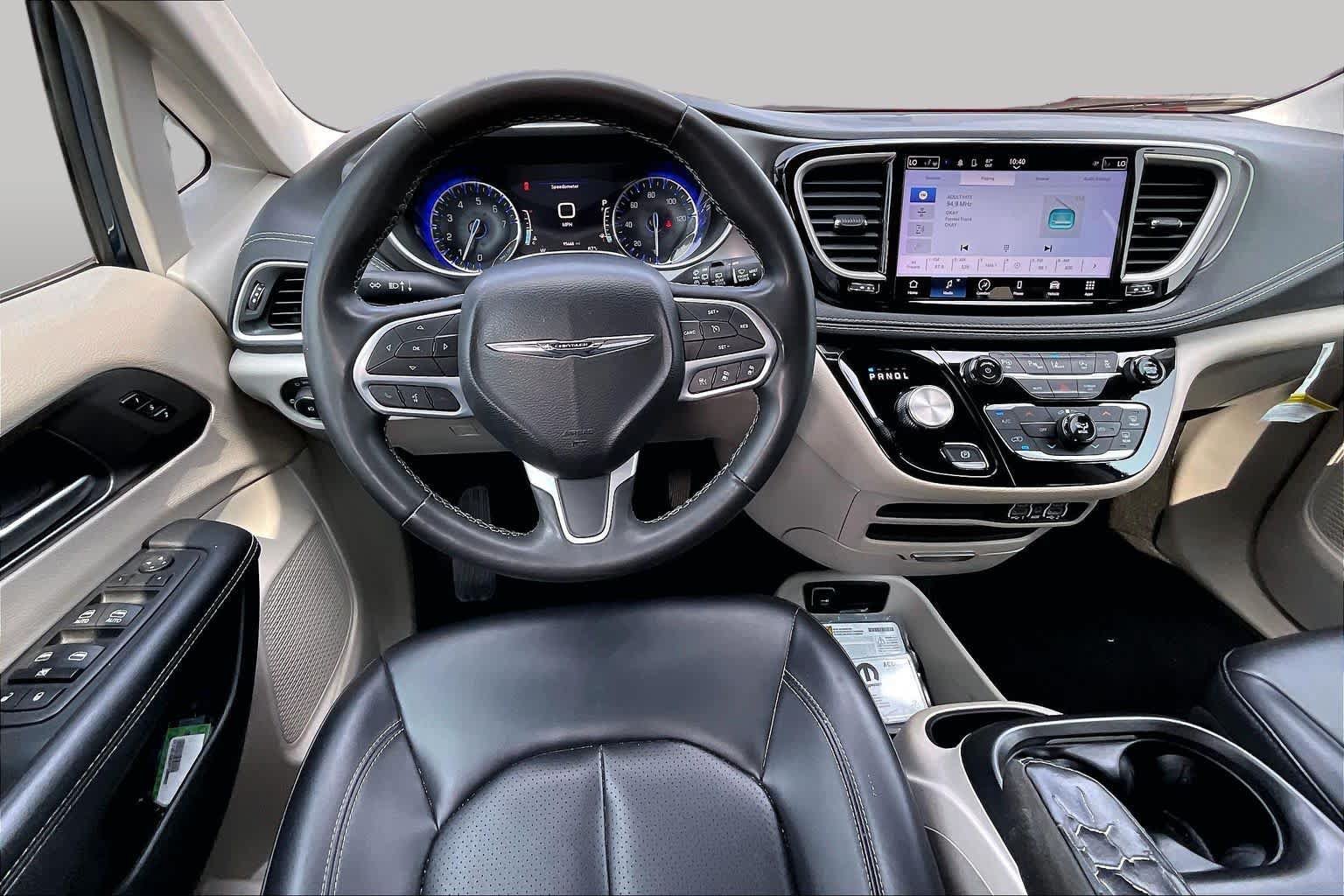 Used 2023 Chrysler Pacifica Touring-L FWD image 6