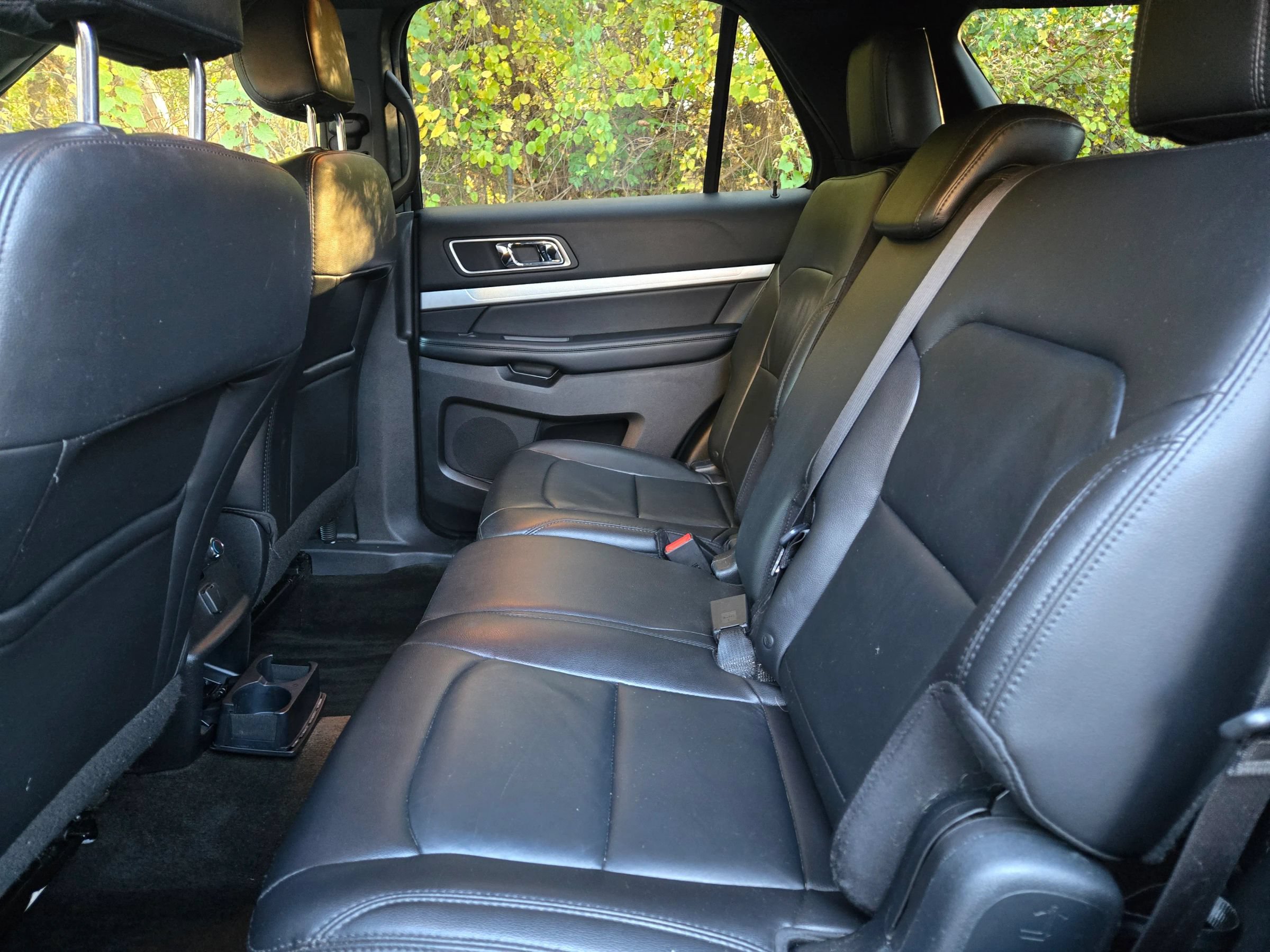 Used 2017 Ford Explorer XLT w/ Equipment Group 202A AWD/4WD image 18