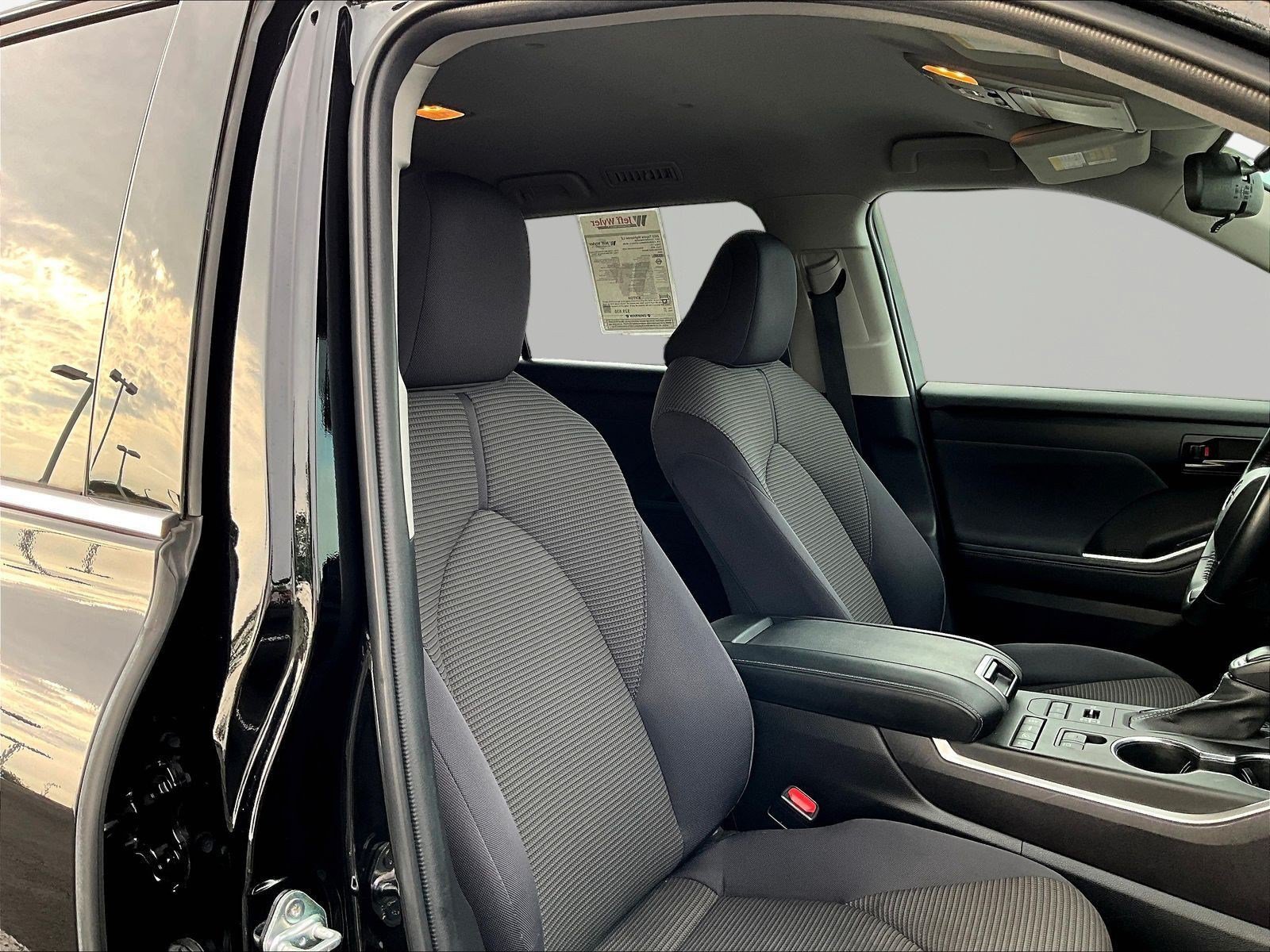 Used 2022 Toyota Highlander LE AWD/4WD image 29