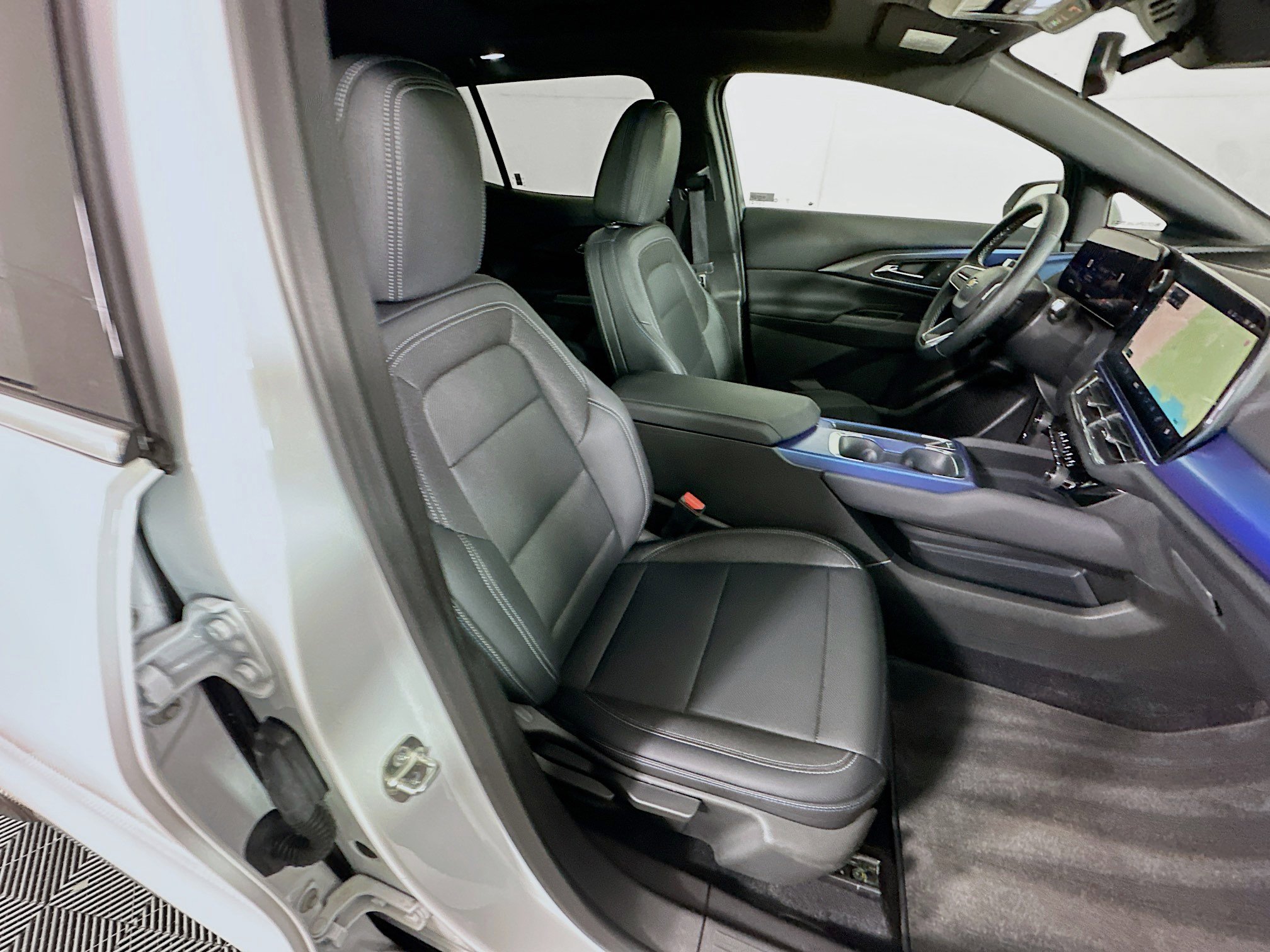 Used 2025 Chevrolet Equinox EV LT w/ Convenience Package image 29