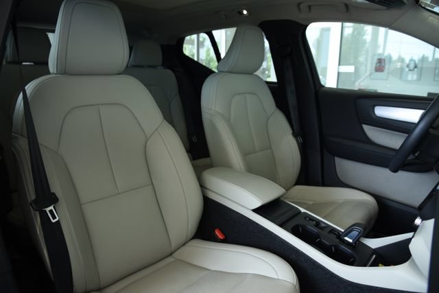 Used 2021 Volvo XC40 T5 Momentum w/ Premium Package AWD/4WD image 24