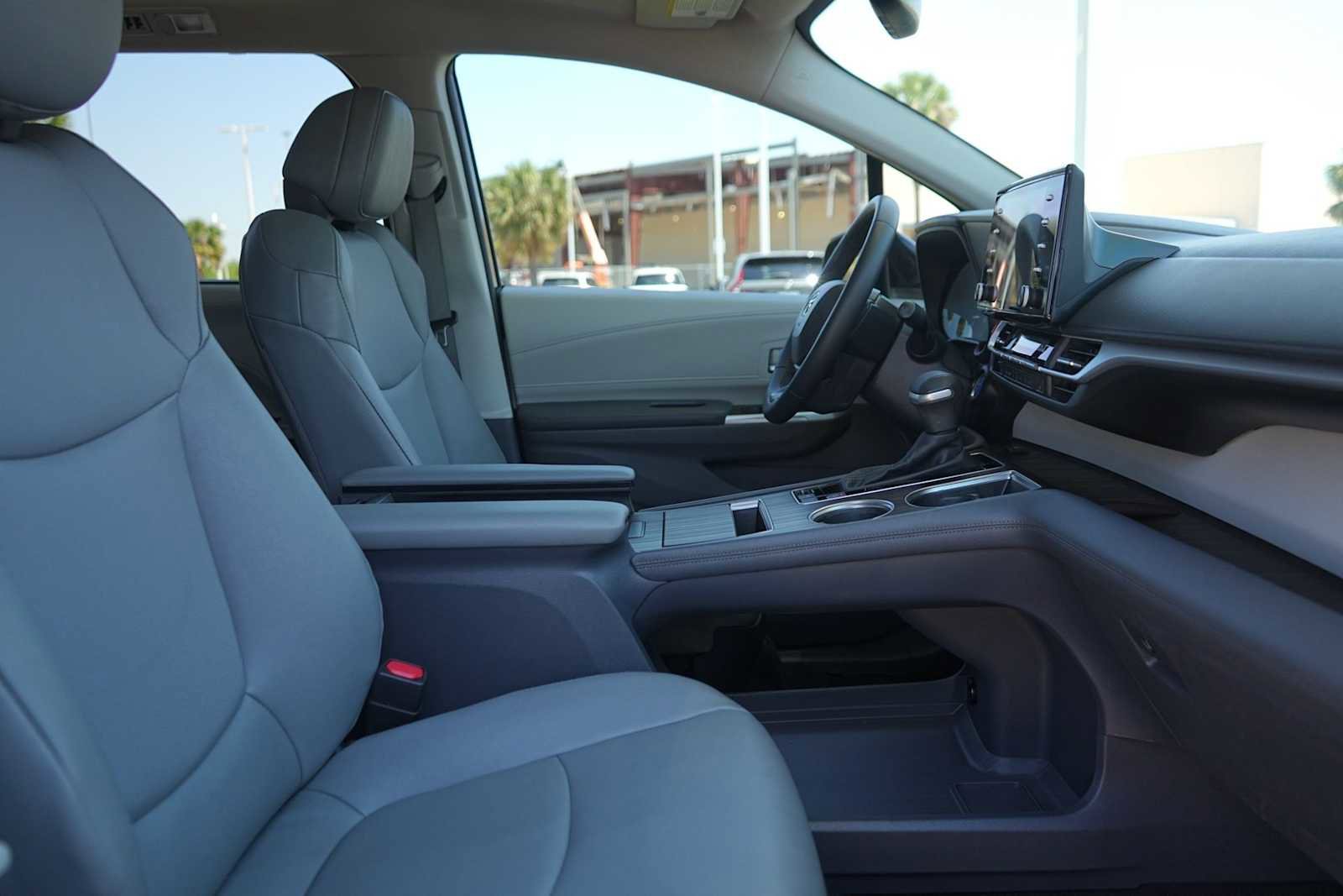 Used 2023 Toyota Sienna XLE FWD image 15