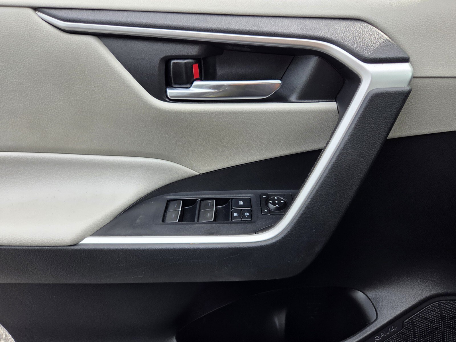 Used 2022 Toyota RAV4 XLE FWD image 30
