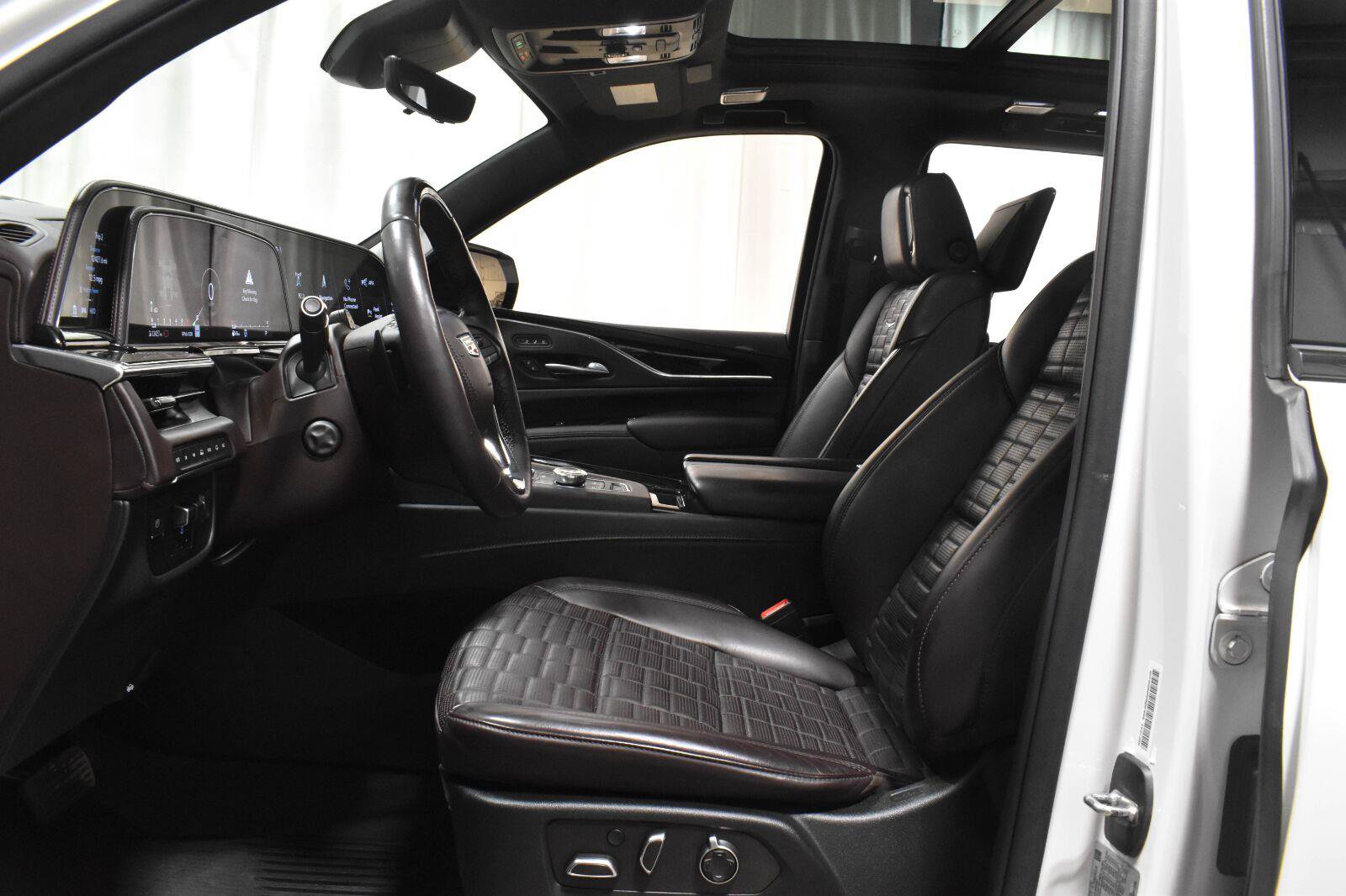 Used 2021 Cadillac Escalade Sport Platinum AWD/4WD image 2