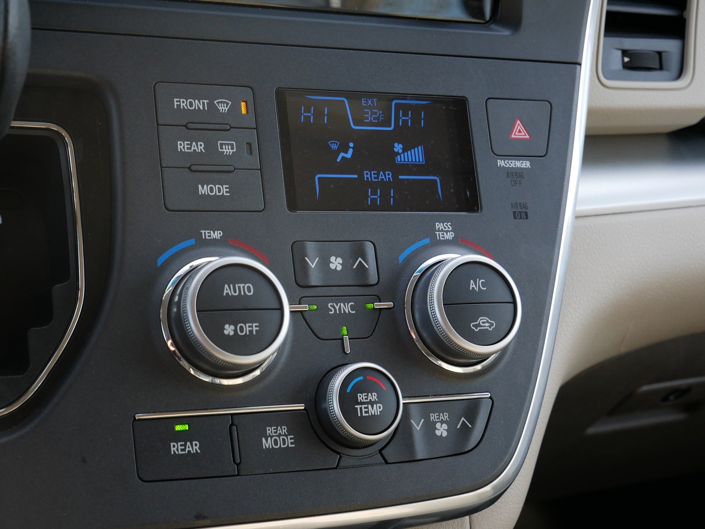 Used 2015 Toyota Sienna L image 24