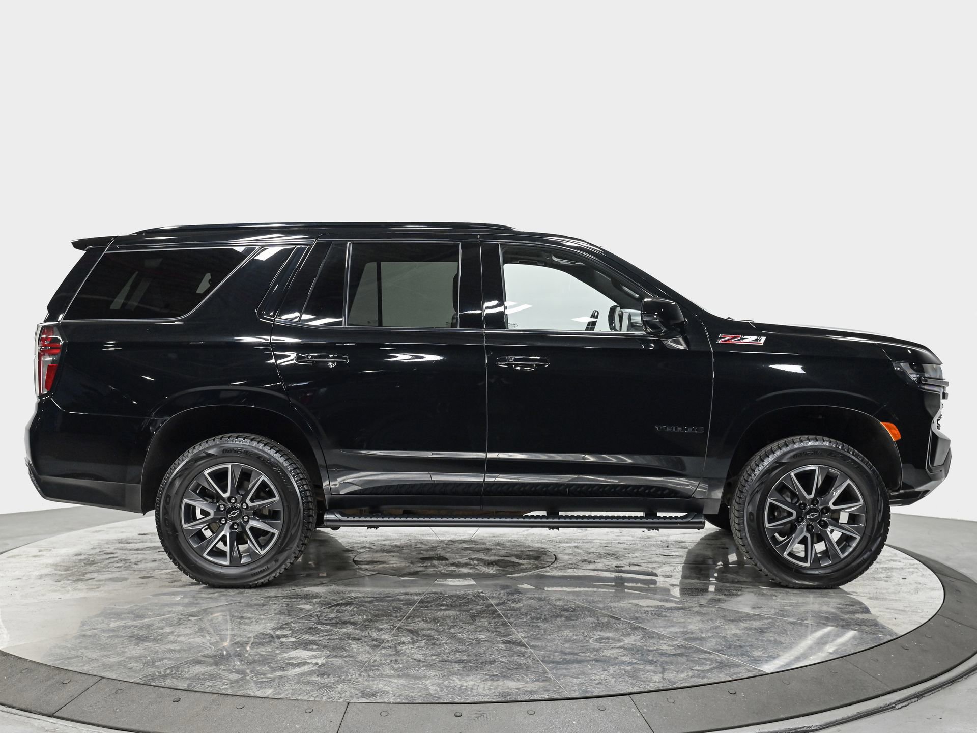 Used 2022 Chevrolet Tahoe Z71 w/ Luxury Package AWD/4WD image 8