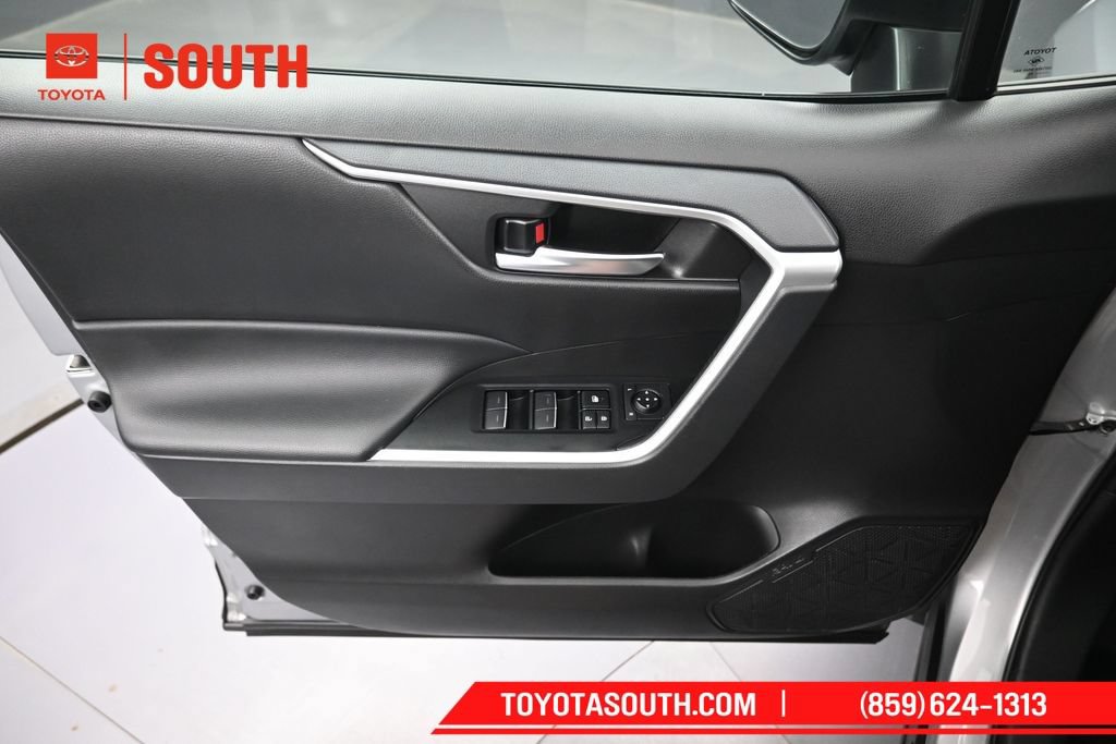Used 2025 Toyota RAV4 XLE AWD/4WD image 23