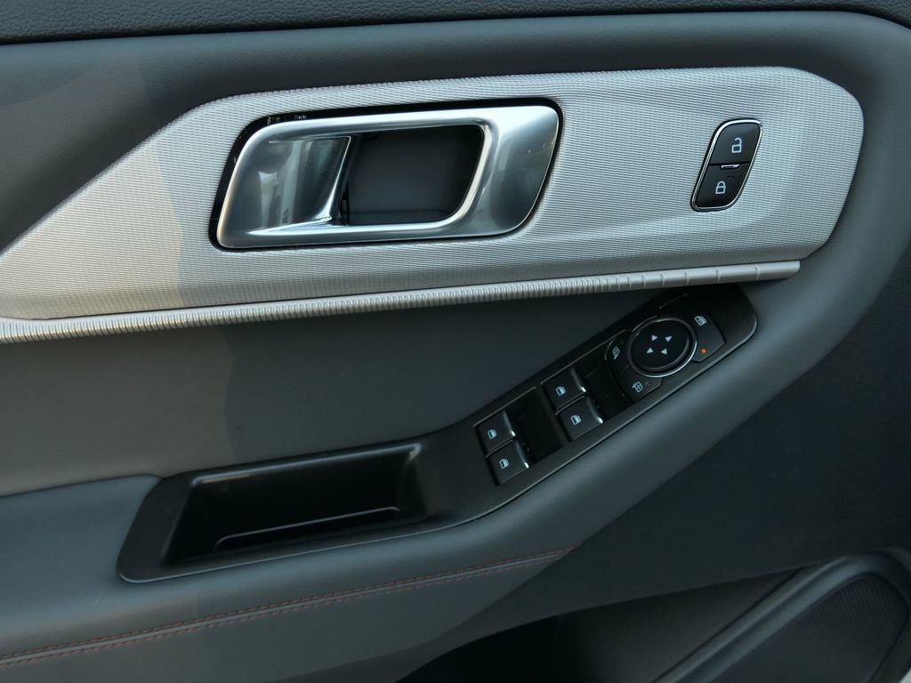 Used 2025 Ford Explorer Active w/ Active Comfort Package image 15